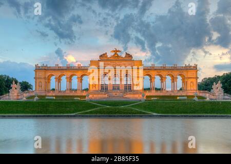 Gloriette im Schloss Schönbrunn, Wien, Österreich während der Blaustunde Stockfoto