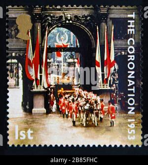 Briefmarke. Großbritannien. Königin Elizabeth II 50-jähriges Jubiläum der Krönung. Krönungscoach, der durch Marble Arch geht. 1. 2003. Stockfoto