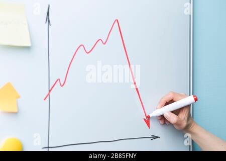 Hand Pfeil nach unten zeichnen. Das Konzept einer fallenden Wirtschaft, Krise. Stockfoto