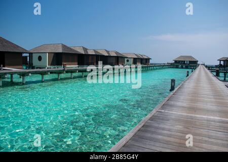 Maldive, North Male Atoll - 28. Dezember 2019 - die schönen Wasservillen der Malediven von einem Holzsteg aus gesehen Stockfoto