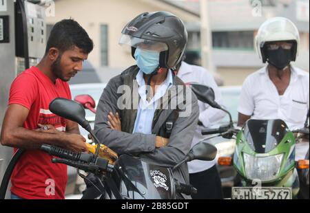 Colombo, Sri Lanka. März 2020. Ein Mitarbeiter der Tankstelle füllt am 20. März 2020 den Tank eines Motorrads in Colombo. Eine inselweite Ausgangssperre wird heute von 18 Uhr (20) bis 6 Uhr am Montag (23) verhängt, sagt das Präsidentenamt. Kredit: Pradeep Dambarage/ZUMA Wire/Alamy Live News Stockfoto