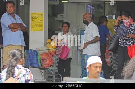 Colombo, Sri Lanka. März 2020. Am 20. März 2020 fahren die Bürger mit einem Einkaufswagen in Colombo aus dem Supermarkt. Eine inselweite Ausgangssperre wird heute von 18 Uhr (20) bis 6 Uhr am Montag (23) verhängt, sagt das Präsidentenamt. Kredit: Pradeep Dambarage/ZUMA Wire/Alamy Live News Stockfoto