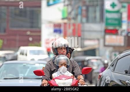 Colombo, Sri Lanka. März 2020. Motorradfahrer, die Schutzmasken tragen, fahren am 20. März 2020 in Colombo mit dem Motorrad. Eine inselweite Ausgangssperre wird heute von 18 Uhr (20) bis 6 Uhr am Montag (23) verhängt, sagt das Präsidentenamt. Kredit: Pradeep Dambarage/ZUMA Wire/Alamy Live News Stockfoto