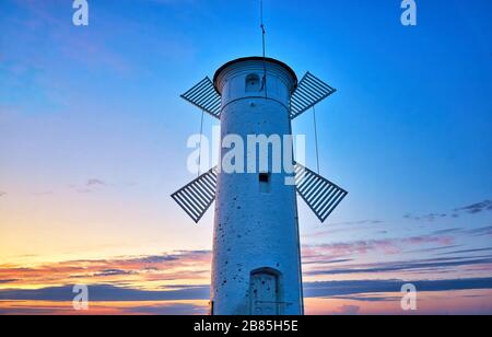 Leuchtturm mit blauem Himmel an der Ostsee in Swinemünde. Swinoujscie, Polen Stockfoto