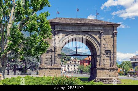 Aosta, Aostatal, Italien. Der Bogen des Augustus, 25 v. Chr. erbaut. Stockfoto