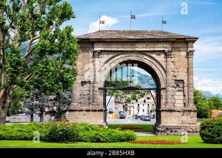 Aosta, Aostatal, Italien. Der Bogen des Augustus, 25 v. Chr. erbaut. Stockfoto