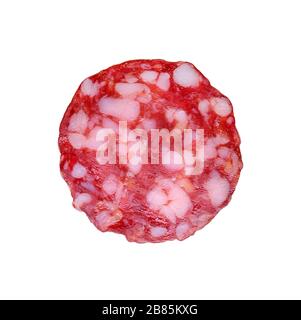 Dünne runde Scheibe Räucherwurst isoliert auf Weiß. Geräucherte Wurst aus nächster Nähe. Lebensmittelhintergrund. Draufsicht Stockfoto