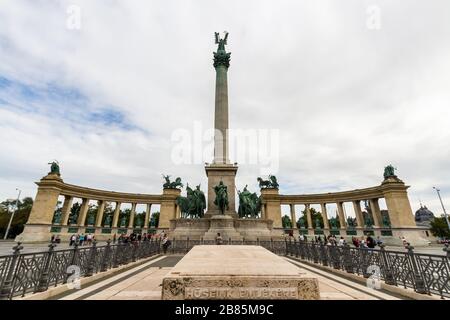 Budapest, Ungarn - Cenotaph und Säule am Heldenplatz, Landschaft, Budapest Ungarn, Landschaft am 17. September 2019 in Ungarn Stockfoto