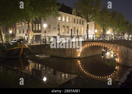 Nachts Brücke über einen Kanal in Amsterdam Stockfoto