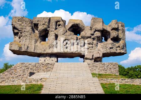 Lublin, Lubelskie/Polen - 2019/08/17: Majdanek KL Lubliner Nazi-Konzentration und - Konzentrationslager Lublin - mit Opfer-Denkmal Stockfoto