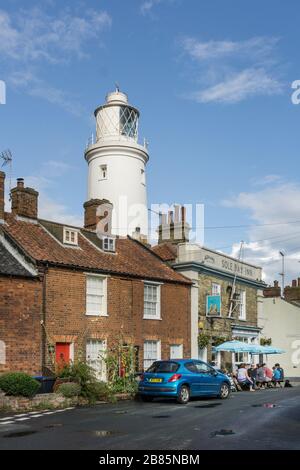 Summer Street Scene, Southwold, Suffolk, Großbritannien; Period Cottages, The Sole Bay Inn, Leuchtturm nach hinten. Stockfoto