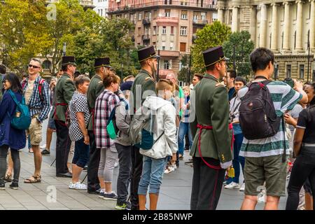 Budapest, Wachwechsel im ungarischen Parlamentsgebäude, Soldaten, die von Touristen fotografiert werden, die Selfies aus der Landschaft hinter sich bringen, auf Stockfoto