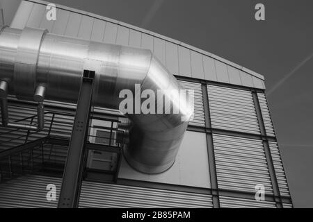 Detail einer Industriehalle mit Aluminiumfassade, Hamburg, Deutschland. Stockfoto