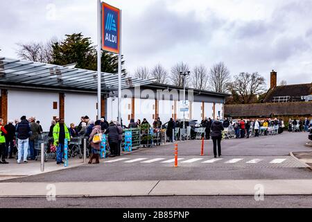 Northampton, Großbritannien, 20. März 2020, EINE lange Reihe von Menschen Schlange stehen, bevor sie Zeit im Aldi Store Northampton eröffnen, eine längere Warteschlange als gestern, da die Menschen in Panik kaufen, um wegen Corvid 19 aufzukaufen, ist dieser Laden auf Wellingborough Road. Kredit: Keith J Smith./Alamy Live News Stockfoto