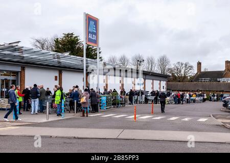 Northampton, Großbritannien, 20. März 2020, EINE lange Reihe von Menschen Schlange stehen, bevor sie Zeit im Aldi Store Northampton eröffnen, eine längere Warteschlange als gestern, da die Menschen in Panik kaufen, um wegen Corvid 19 aufzukaufen, ist dieser Laden auf Wellingborough Road. Kredit: Keith J Smith./Alamy Live News Stockfoto