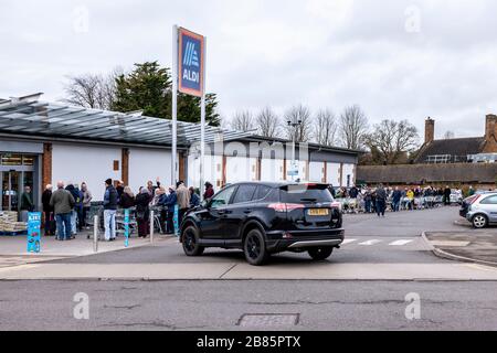 Northampton, Großbritannien, 20. März 2020, EINE lange Reihe von Menschen Schlange stehen, bevor sie Zeit im Aldi Store Northampton eröffnen, eine längere Warteschlange als gestern, da die Menschen in Panik kaufen, um wegen Corvid 19 aufzukaufen, ist dieser Laden auf Wellingborough Road. Kredit: Keith J Smith./Alamy Live News Stockfoto