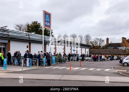 Northampton, Großbritannien, 20. März 2020, EINE lange Reihe von Menschen Schlange stehen, bevor sie Zeit im Aldi Store Northampton eröffnen, eine längere Warteschlange als gestern, da die Menschen in Panik kaufen, um wegen Corvid 19 aufzukaufen, ist dieser Laden auf Wellingborough Road. Kredit: Keith J Smith./Alamy Live News Stockfoto