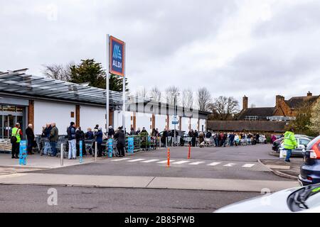 Northampton, Großbritannien, 20. März 2020, EINE lange Reihe von Menschen Schlange stehen, bevor sie Zeit im Aldi Store Northampton eröffnen, eine längere Warteschlange als gestern, da die Menschen in Panik kaufen, um wegen Corvid 19 aufzukaufen, ist dieser Laden auf Wellingborough Road. Kredit: Keith J Smith./Alamy Live News Stockfoto