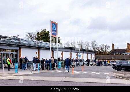 Northampton, Großbritannien, 20. März 2020, EINE lange Reihe von Menschen Schlange stehen, bevor sie Zeit im Aldi Store Northampton eröffnen, eine längere Warteschlange als gestern, da die Menschen in Panik kaufen, um wegen Corvid 19 aufzukaufen, ist dieser Laden auf Wellingborough Road. Kredit: Keith J Smith./Alamy Live News Stockfoto