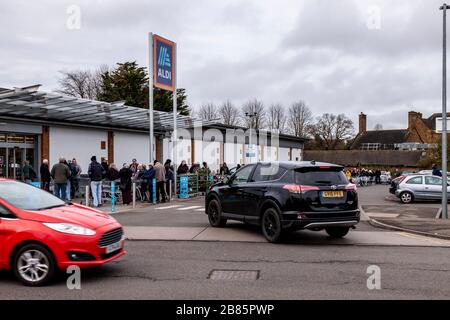 Northampton, Großbritannien, 20. März 2020, EINE lange Reihe von Menschen Schlange stehen, bevor sie Zeit im Aldi Store Northampton eröffnen, eine längere Warteschlange als gestern, da die Menschen in Panik kaufen, um wegen Corvid 19 aufzukaufen, ist dieser Laden auf Wellingborough Road. Kredit: Keith J Smith./Alamy Live News Stockfoto