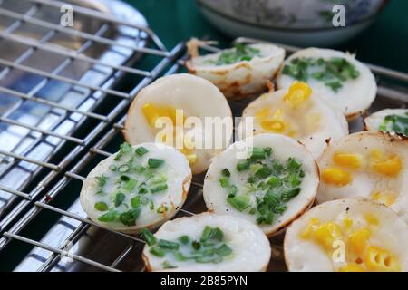 KA Nom Krok (thailändisches Wort), eine Art thailändisches Süßfleisch, thailändisches Dessert, Coconut Pudding, Coconut Rice Cake, thailändisches Straßendessert, gegrilltes Kokosnuss-Reis-Panca Stockfoto