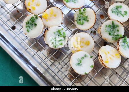 KA Nom Krok (thailändisches Wort), eine Art thailändisches Süßfleisch, thailändisches Dessert, Coconut Pudding, Coconut Rice Cake, thailändisches Straßendessert, gegrilltes Kokosnuss-Reis-Panca Stockfoto