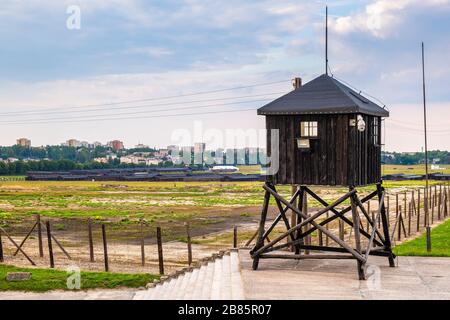 Lublin, Lubelskie/Polen - 2019/08/17: Wachtürme und Stacheldrahtzäune des Konzentrationslagers Majdanek KL Lublin von den Nazi-Vernichtungslager Stockfoto