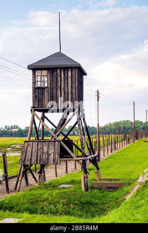 Lublin, Lubelskie/Polen - 2019/08/17: Panoramablick auf das Konzentrationslager Majdanek KL Lubliner Nazi-Lager mit Wachtürmen und Stacheldrahtzäunen Stockfoto