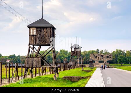 Lublin, Lubelskie/Polen - 2019/08/17: Panoramablick auf das Konzentrationslager Majdanek KL Lubliner Nazi-Lager mit Wachtürmen und Stacheldrahtzäunen Stockfoto