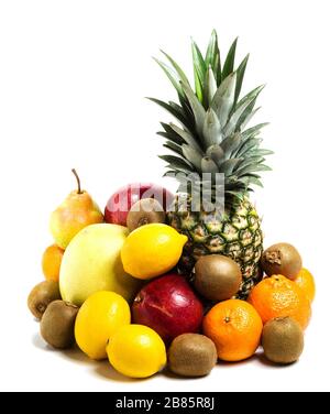 Ananas, Granatapfel, Zitrone, Kiwi, pamela und Birne in einem Haufen auf weißem Grund Stockfoto