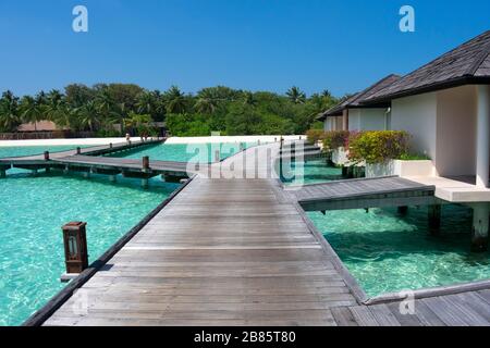 Maldive, North Male Atoll - 28. Dezember 2019 - EIN Holzsteg über dem türkisfarbenen Meer Stockfoto