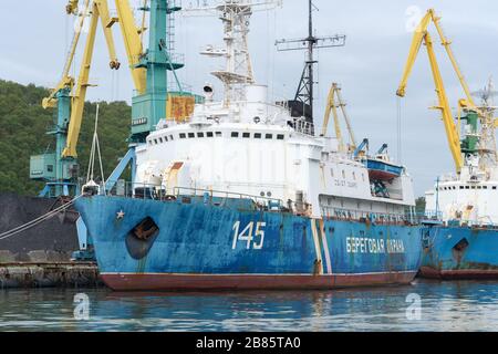 Russische Kriegsschiffe Küstenwache des Grenzschutzdienstes Russisches FSB ankerte am Pier Petropawlowsk-Kamtschatsky Seehafen. Pazifischer Ozean, Halbinsel Kamtschatka Stockfoto