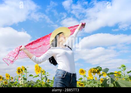 Frauen Touristen genießen die schöne Natur.Sie trägt ein weißes Hemd und trägt einen breit umkrempelten Hut, um die Sonne zu bedecken.Sie ist im Sonnenfluss unterwegs Stockfoto