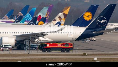 München, Deutschland. März 2020. Lufthansa Flugzeuge stehen am Flughafen München nebeneinander. Kredit: Peter Kneffel / dpa / Alamy Live News Stockfoto