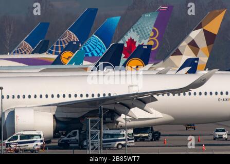 München, Deutschland. März 2020. Lufthansa Flugzeuge stehen am Flughafen München nebeneinander. Kredit: Peter Kneffel / dpa / Alamy Live News Stockfoto