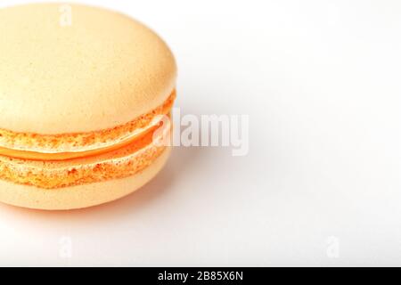 Gelbe Makkaroni Plätzchen auf weißem Hintergrund, isoliert. Stockfoto