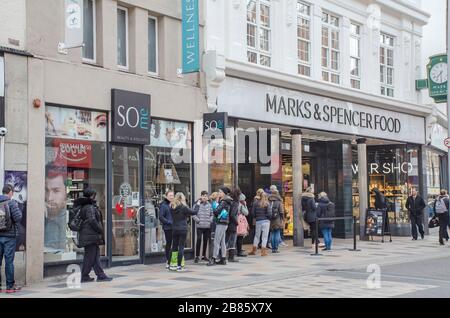 London, Großbritannien. März 2020. Panikeinkauf in Clapham Junction als Coronavirus-Pandemie in London ansteigt. Kredit: JOHNNY ARMSTEAD/Alamy Live News Stockfoto