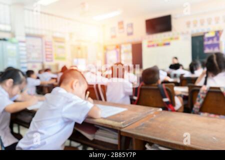 Bildungskonzept. Der Unterricht verwischt, das Klassenzimmer, in dem die Schüler ernsthaft studieren wollen. Lehrer unterrichten. Stockfoto