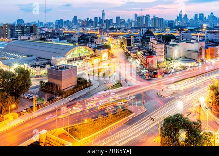 Hauptbahnhof, Bahnhof Hua Lamphong Bangkok in Thailand. Verkehr um 7.00 Uhr vor dem Bahnhof. Die Atmosphäre, die Lichtlinien, das aufregende Movem Stockfoto