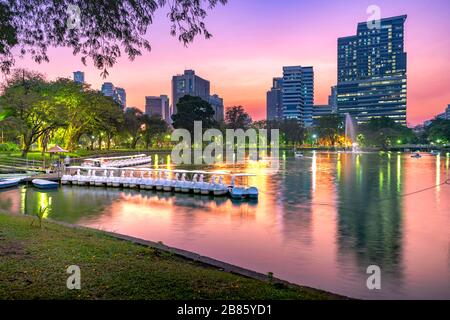 Lumpini Park in Bangkok nachts, Thailand. Blick auf den See im Lumpini Park, wo Menschen frische Luft und körperliche Bewegung ersparen Stockfoto