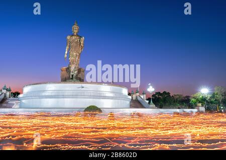 Der Buddhismus winkende Ritus in Magha Puja, Tag in Thailand. In Thailand bewegen sich buddhistische Kerzen um das Buddha-Bild im Phutthamonthon-Distrikt Stockfoto