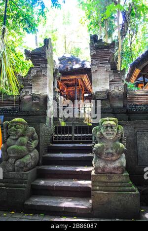 Ein kleiner Tempel im Affenwald von Ubud Stockfoto