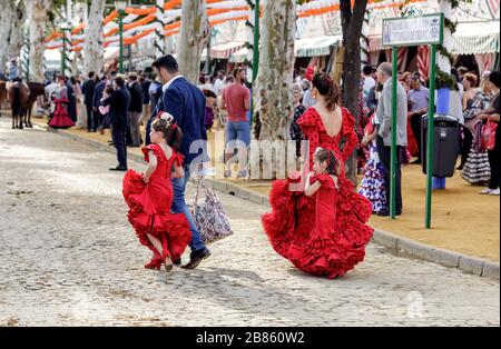 Familie mit traditionellen Flamenco-Kleid auf der Aprilmesse (Feria de Abril), Sevilla Fair (Feria de Sevilla) Stockfoto