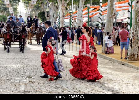 Familie mit traditionellen Flamenco-Kleid auf der Aprilmesse (Feria de Abril), Sevilla Fair (Feria de Sevilla) Stockfoto