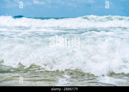 Wunderschönes Meer in Rayong, Thailand. Die Wellen des Wassers, die auf die Welle kommen, sind die Schönheit der Natur. Stockfoto