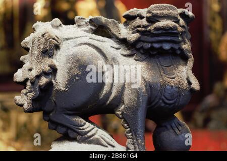 Chinesische Löwenstatue am Sam Kai Vui Kun, Kuan Tai Tempel, Macau, China Stockfoto