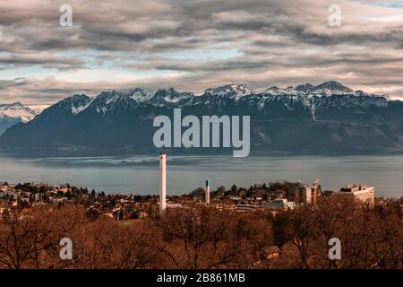 Lausanne mit Lac Leman und Alpen Stockfoto