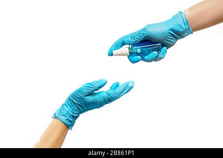 Tragen Sie medizinische Handschuhe mit Desinfektionsgel auf andere Hände, um vor Coronavirus, Bakterien und Keimen auf weißem Hintergrund zu schützen. Stockfoto