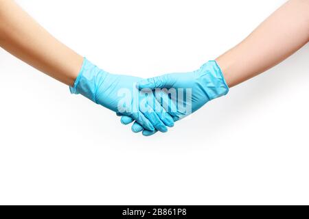 Handschlag in blauen medizinischen Handschuhen isoliert auf weißem Hintergrund. Teilansicht. Stockfoto