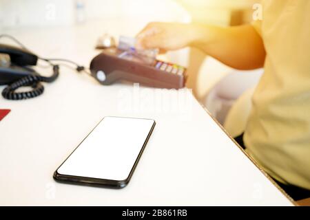 Legen Sie Ihre Kreditkarte in den Steckplatz des Kreditkartenlesegeräts, Kreditkartenzahlung, Kauf und Verkauf von Produkten und Dienstleistungen, das Konzept der Zahlung ohne Bargeld, Smartph Stockfoto